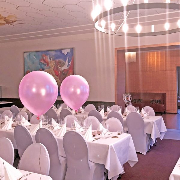 VILLA LEONHARTEventlocation Hochzeit N Mai 2018 Großer Saal eingedeckt Tafelbestuhlung mit Dekoration 6